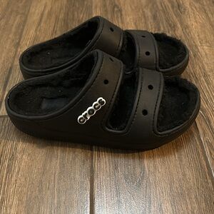 CROCS unisex classic fuzzy slip on platform sandals